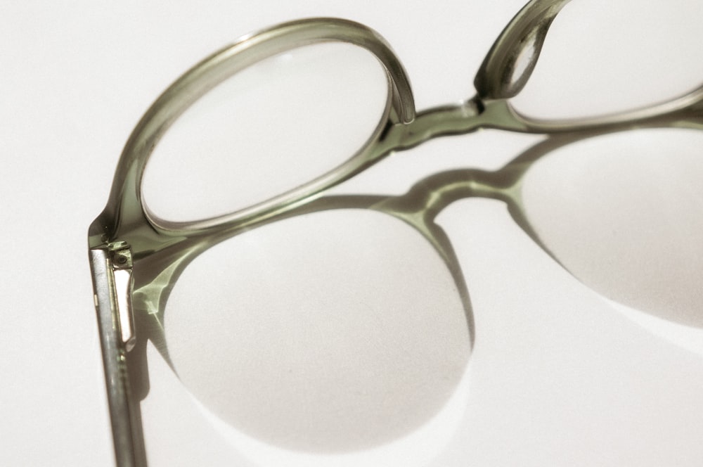 gafas de montura negra sobre superficie blanca
