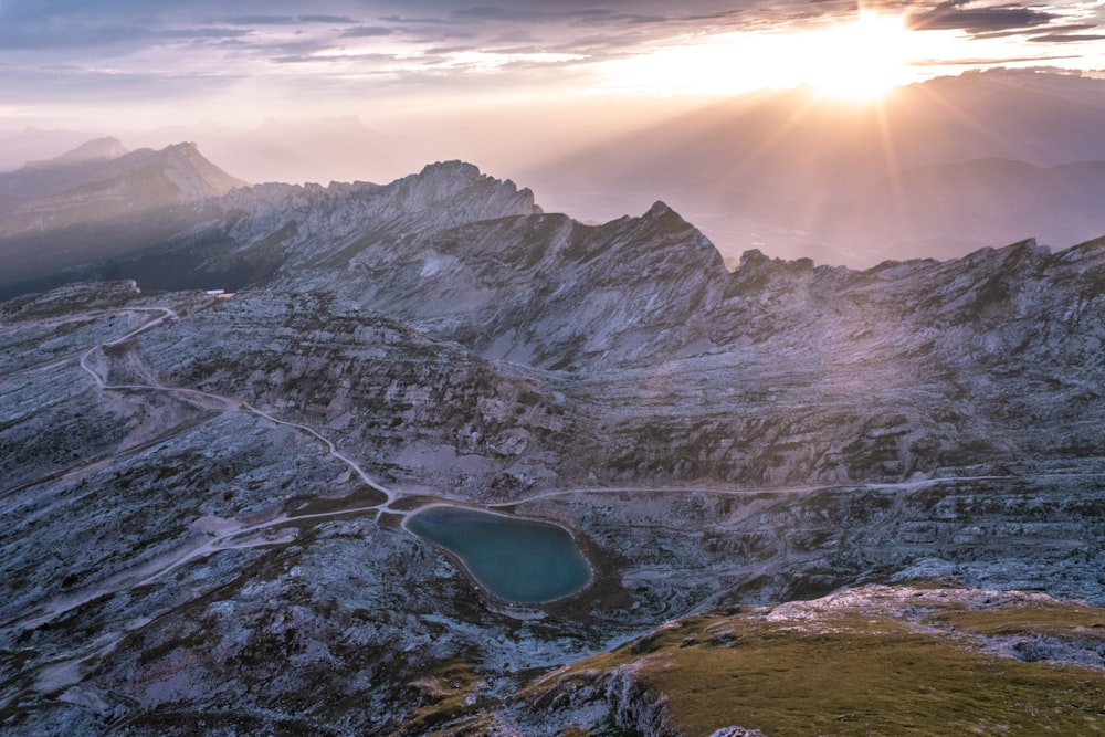 lago en medio de las montañas durante el día