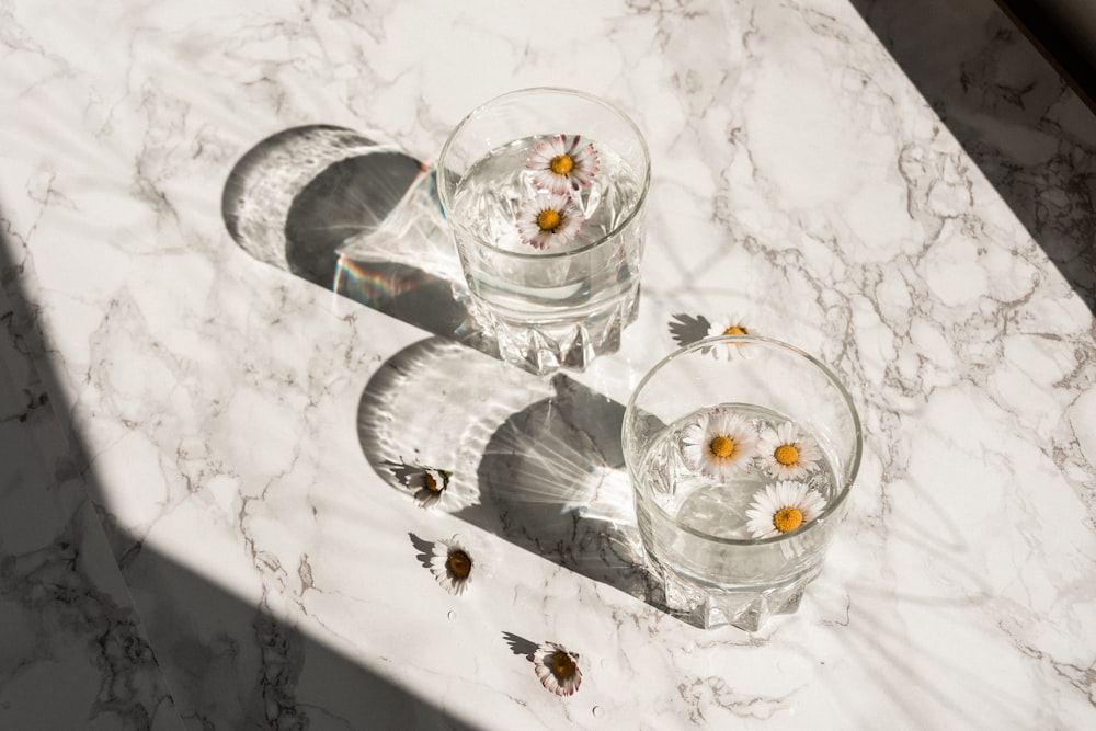 tasse en verre transparent sur table blanche