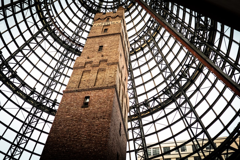 Fotografía de bajo ángulo de edificio de hormigón marrón