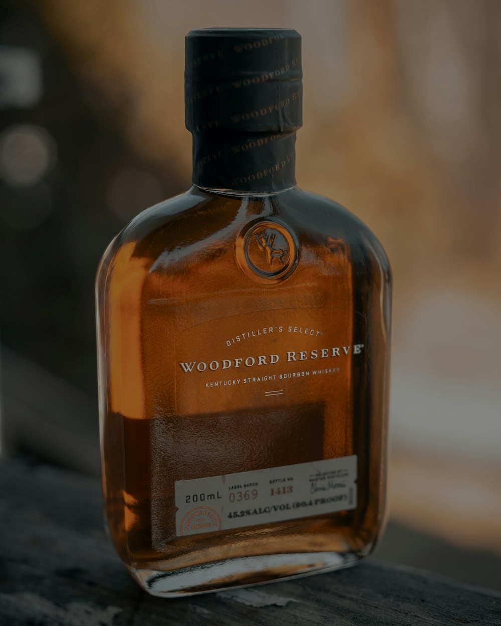 Una botella de Woodford Reserve sentada sobre una mesa