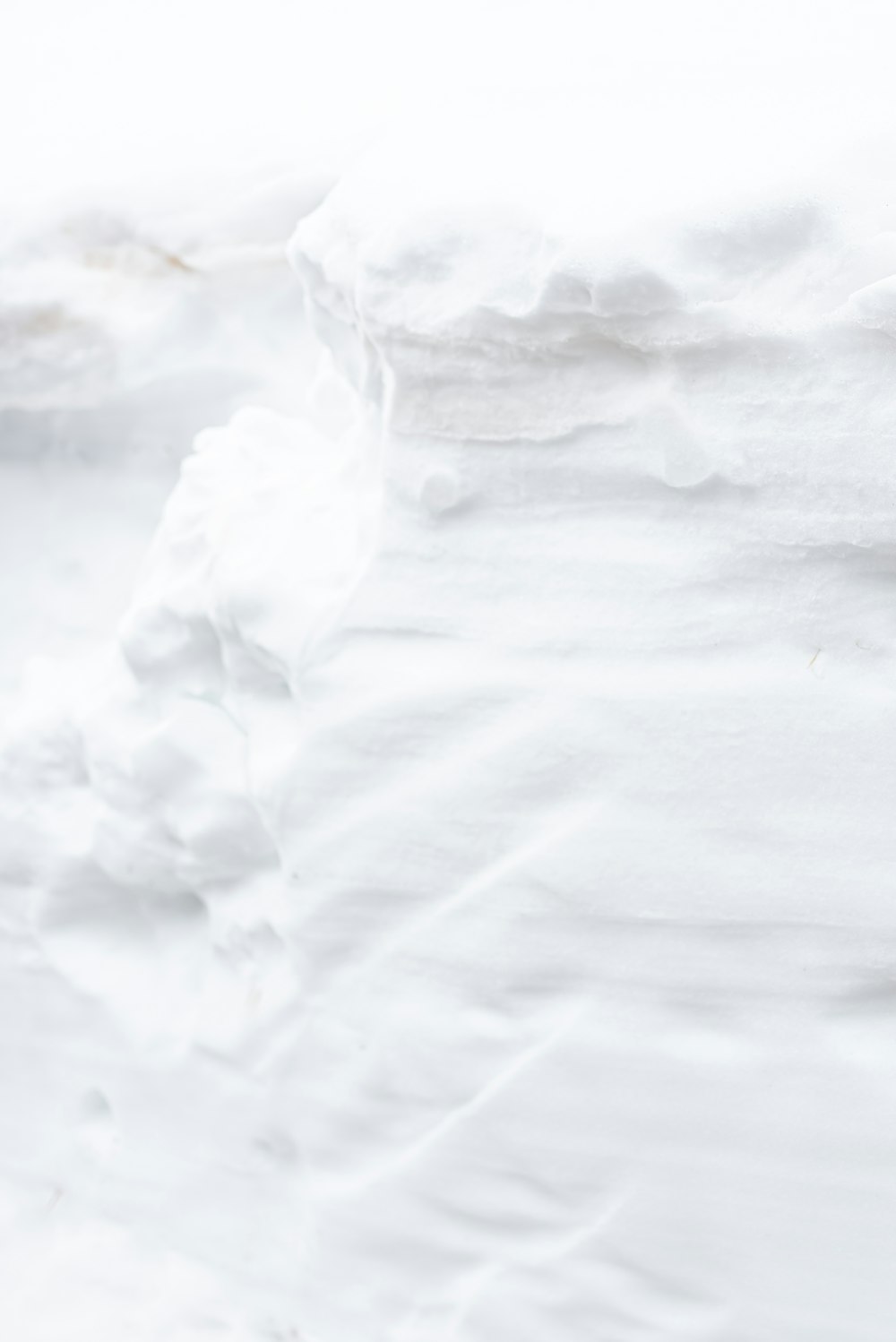 weißes Eis auf weißem Textil