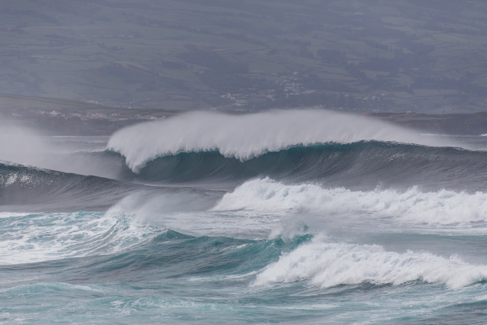 ocean waves crashing on shore during daytime