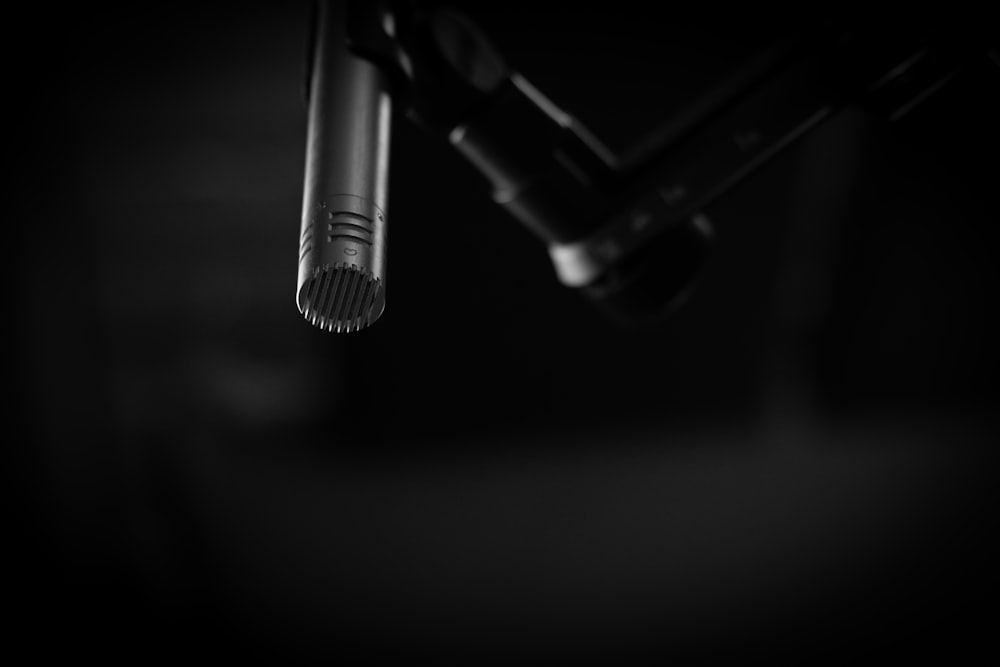 Microphone noir et gris sur fond noir