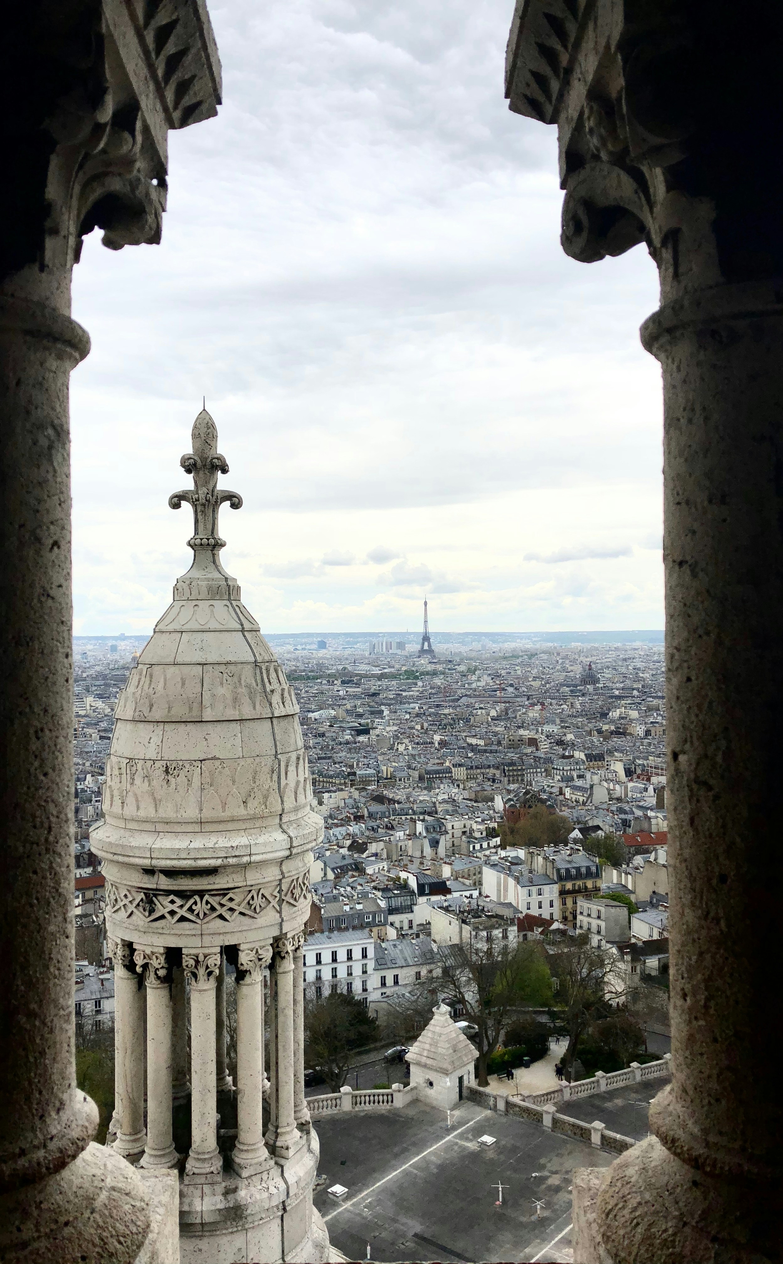 edifício de concreto branco sob nuvens brancas durante o dia