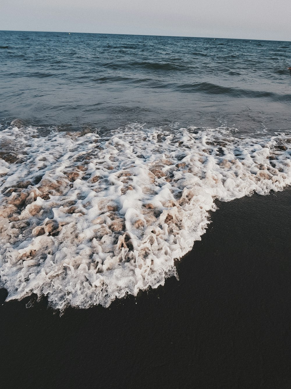 Les vagues de la mer s’écrasent sur le rivage pendant la journée