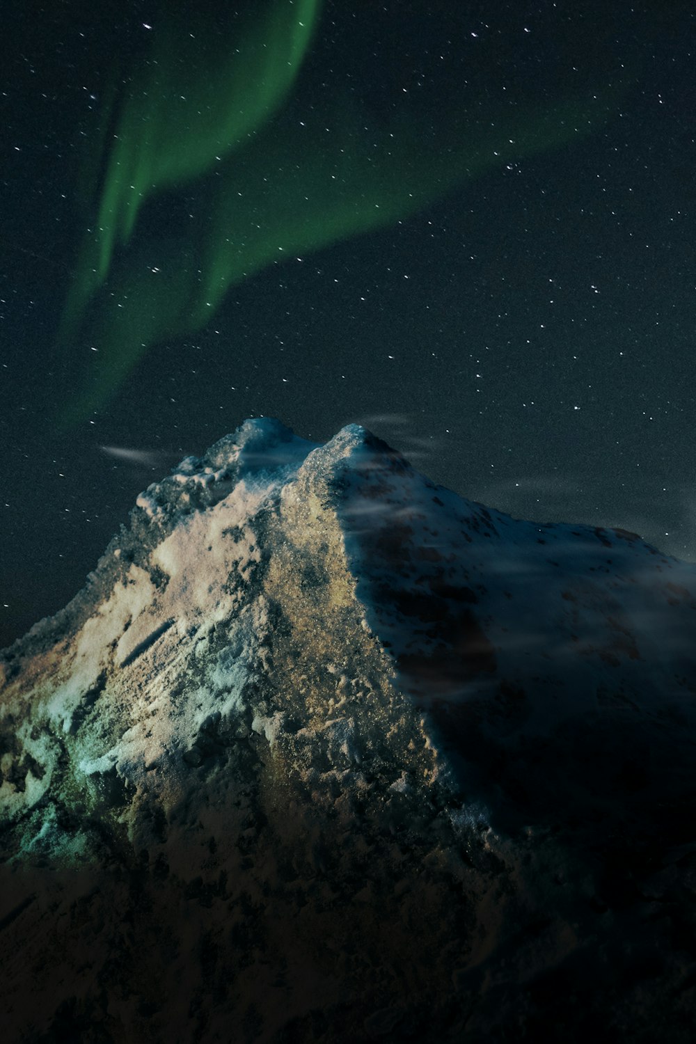 Montagne noire et blanche pendant la nuit