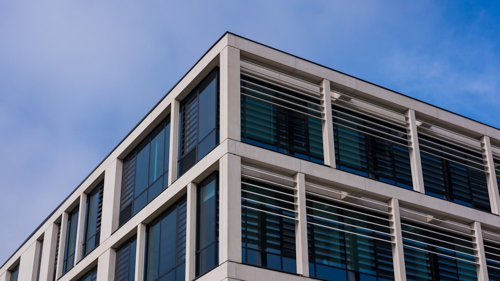 Bâtiment en béton blanc sous le ciel bleu pendant la journée