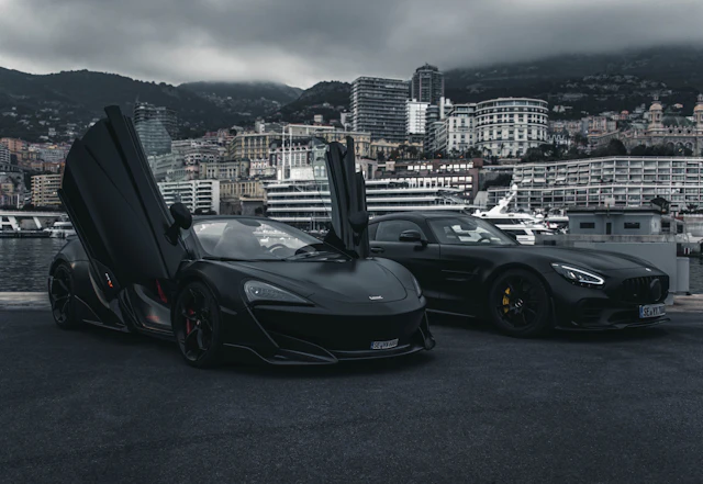 Dos deportivos negro mate en el puerto de Mónaco