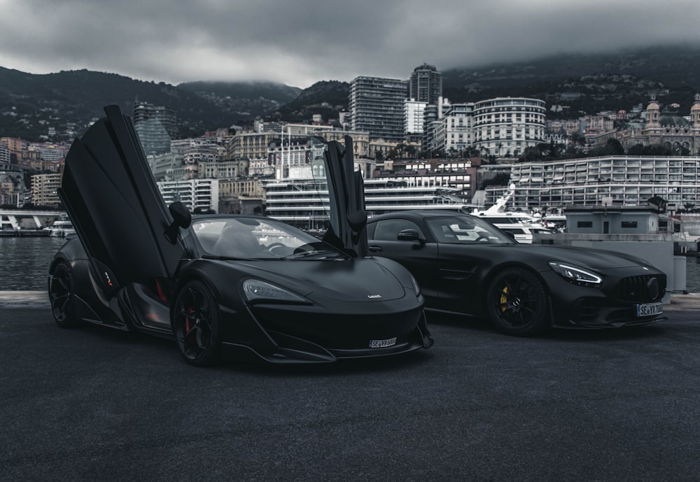 Porsche 911 nera parcheggiata nel parcheggio