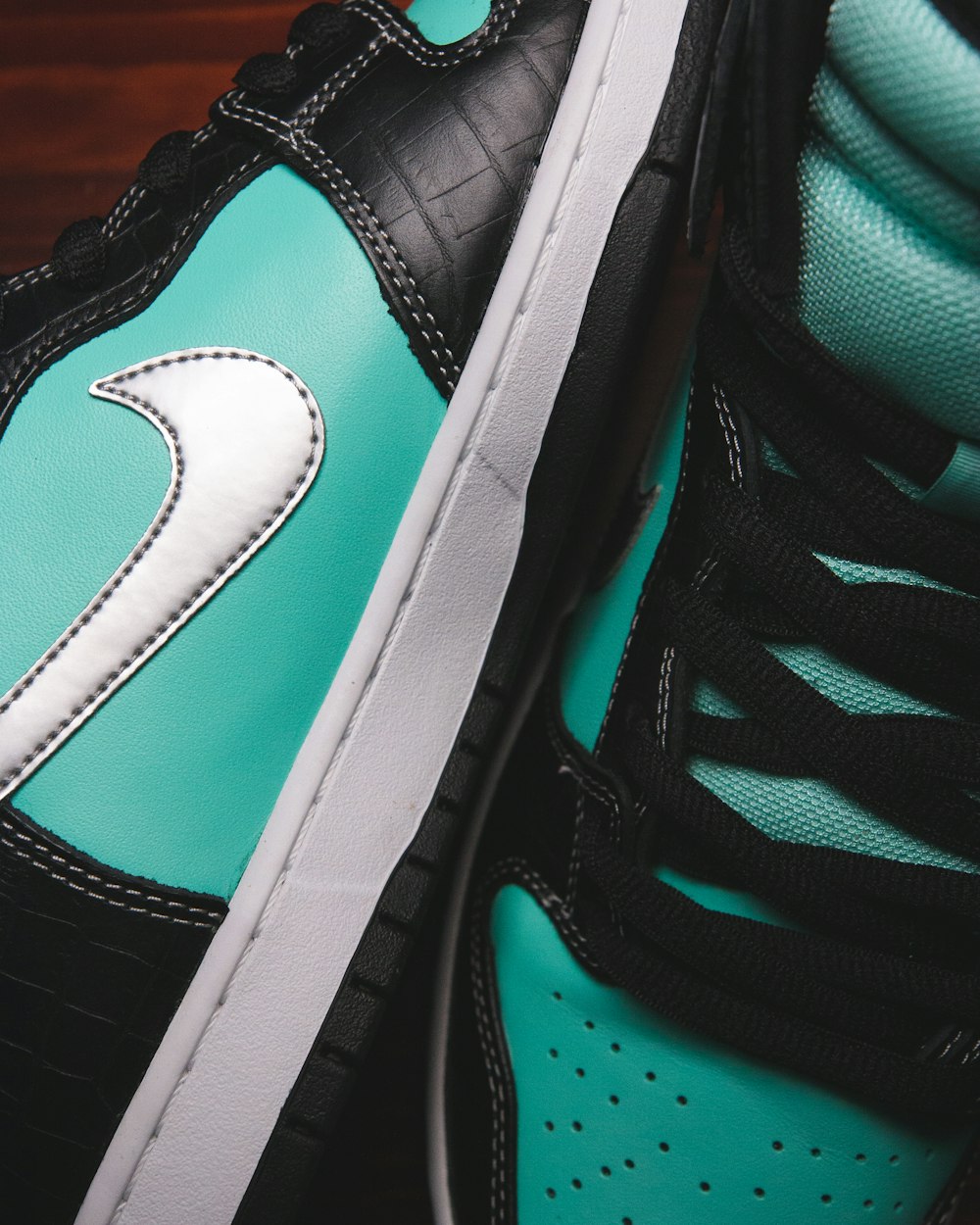 schwarz-grüner Nike Schuh