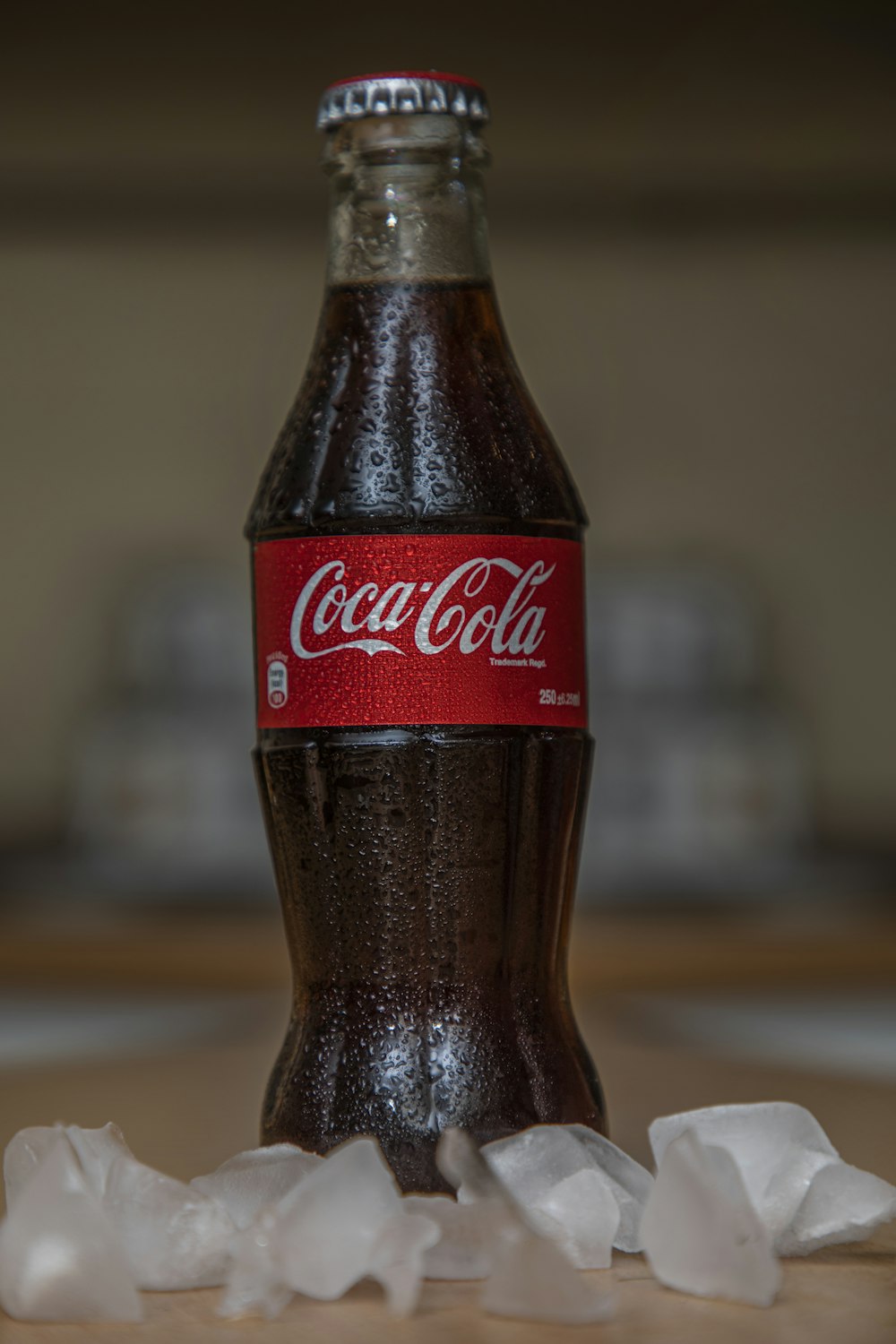 Bouteille de Coca Cola sur table en bois marron