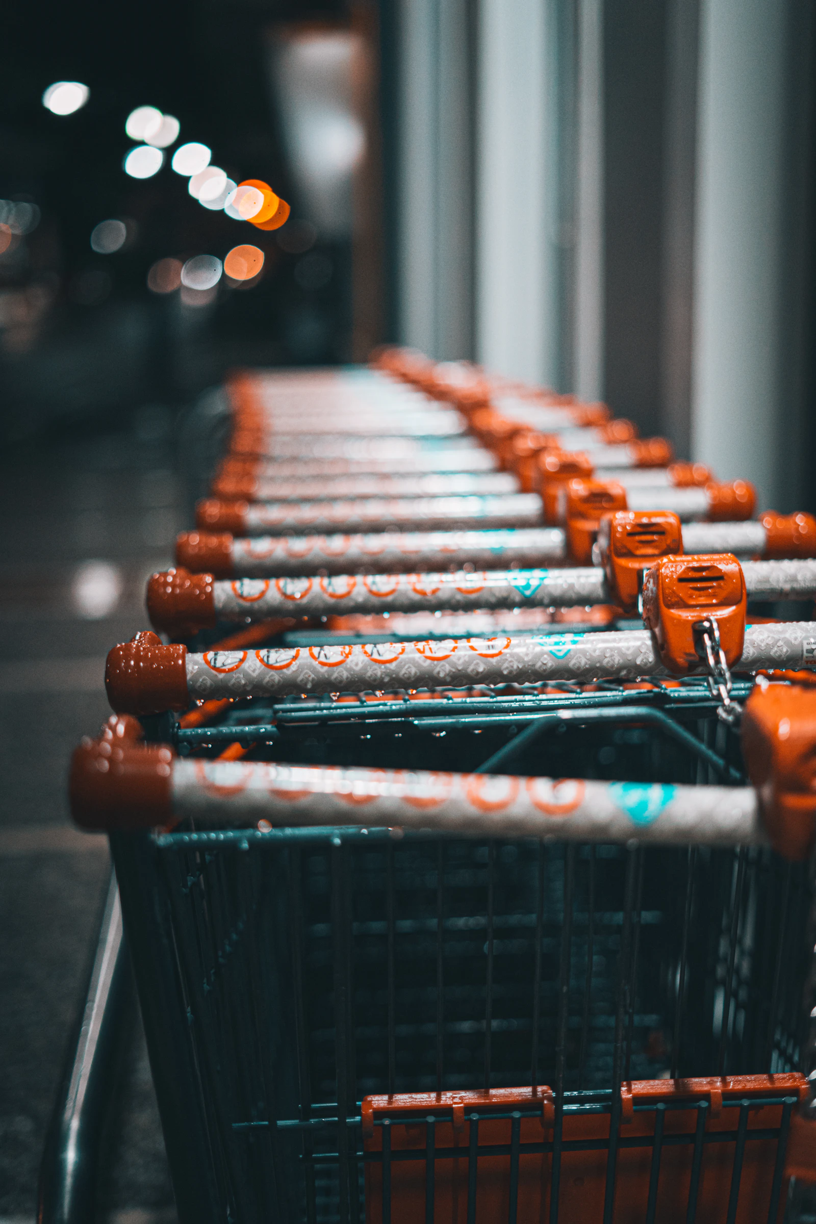 rząd wózków zakupowych przed supermarketem