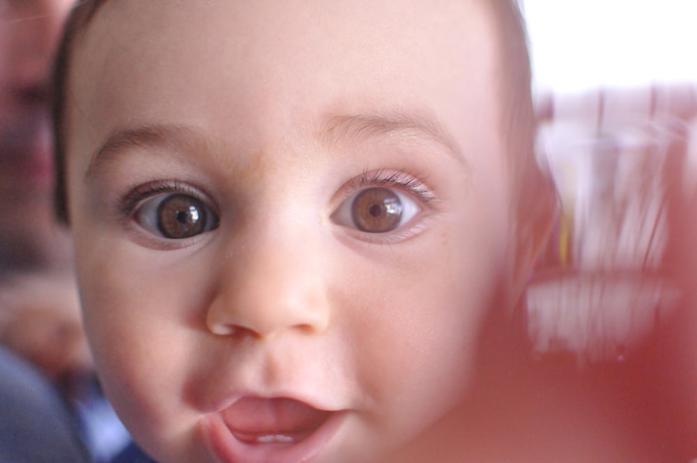 Bambino in camicia blu sorridente