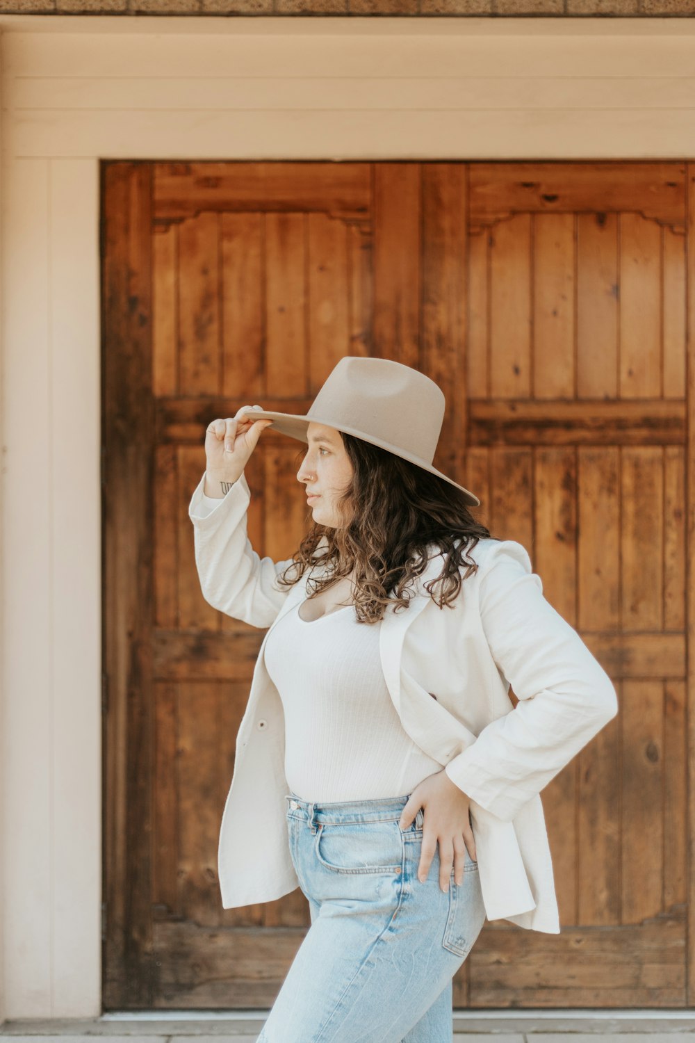 femme en chemise à manches longues blanche et denim bleu daisy dukes  portant un chapeau de cowboy blanc photo – Photo Portland Gratuite sur  Unsplash
