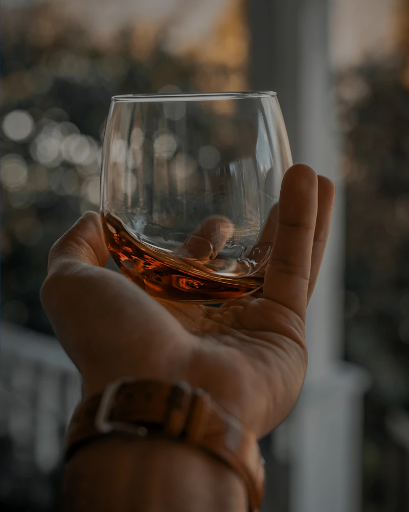 Ambiente de bar com atmosfera de apreciação de bebidas