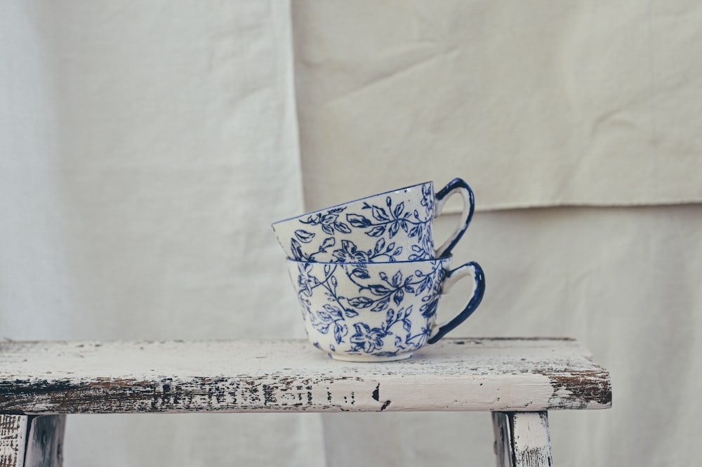 Tazza in ceramica floreale bianca e blu sul tavolo bianco
