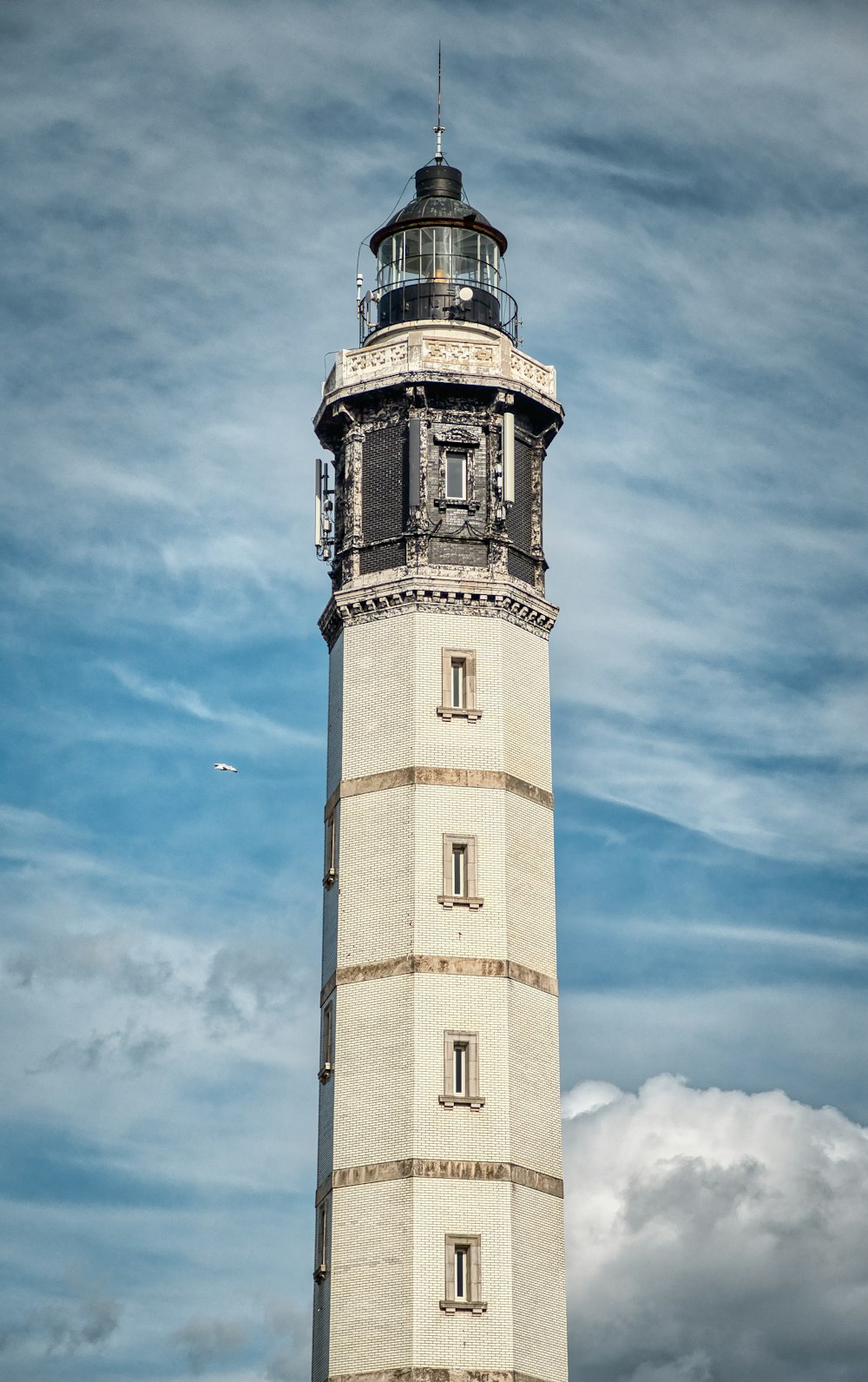 Torre de hormigón marrón y blanco bajo el cielo azul durante el día