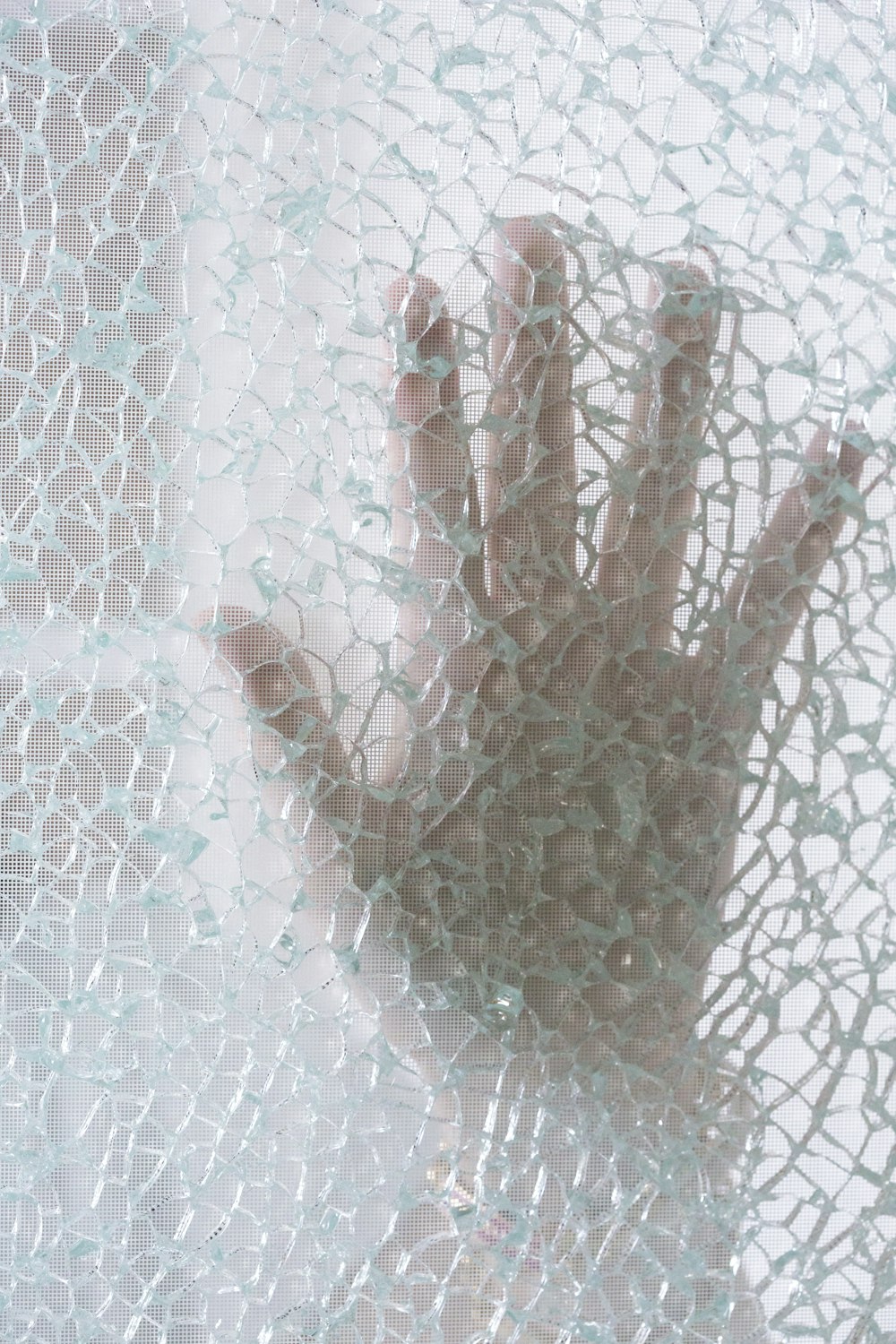 mão de pessoas no vidro