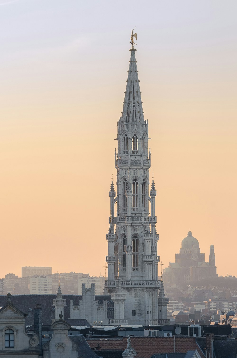 edifício de concreto cinza durante o dia