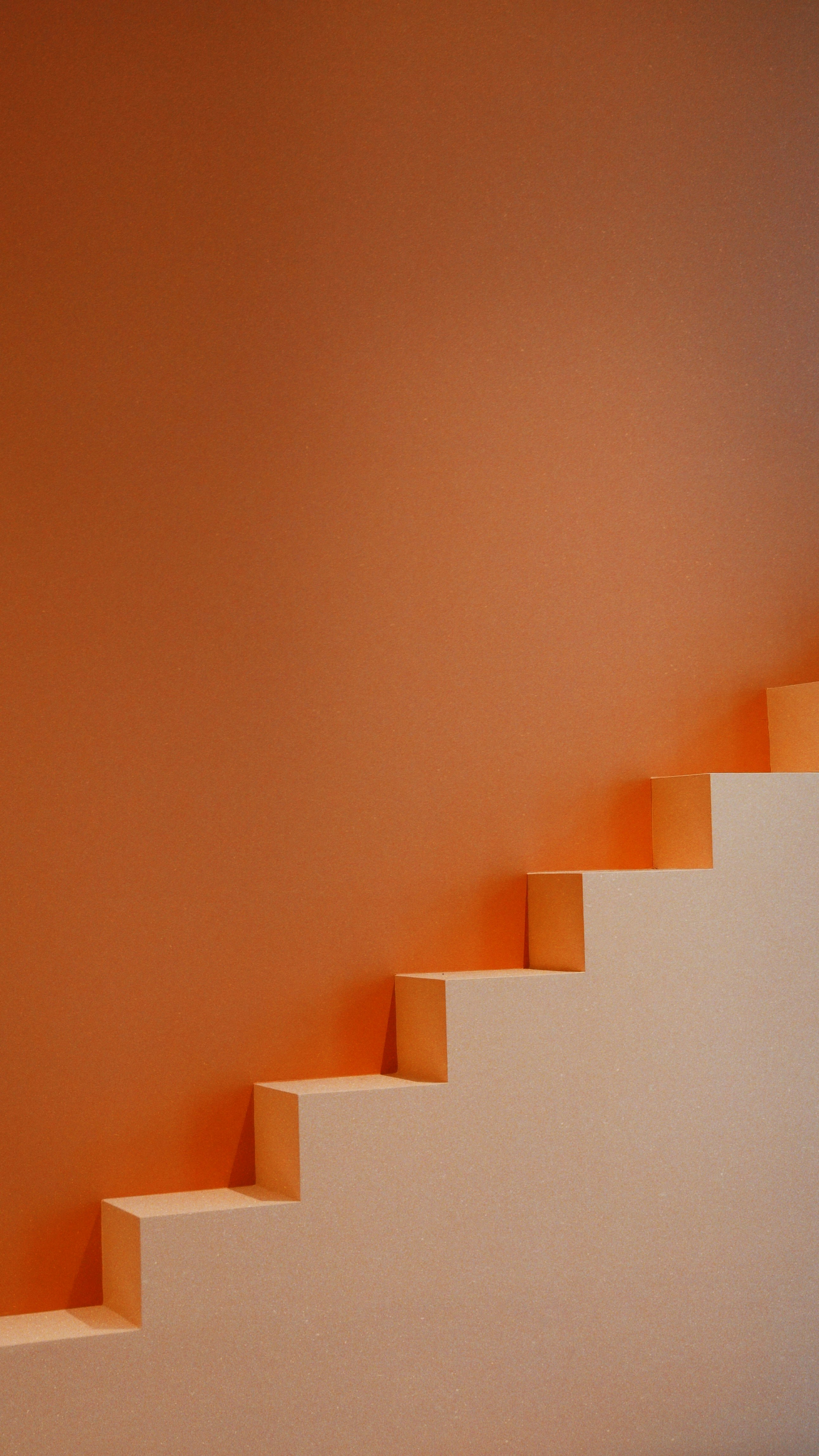 escada de concreto branco com grades de madeira brancas