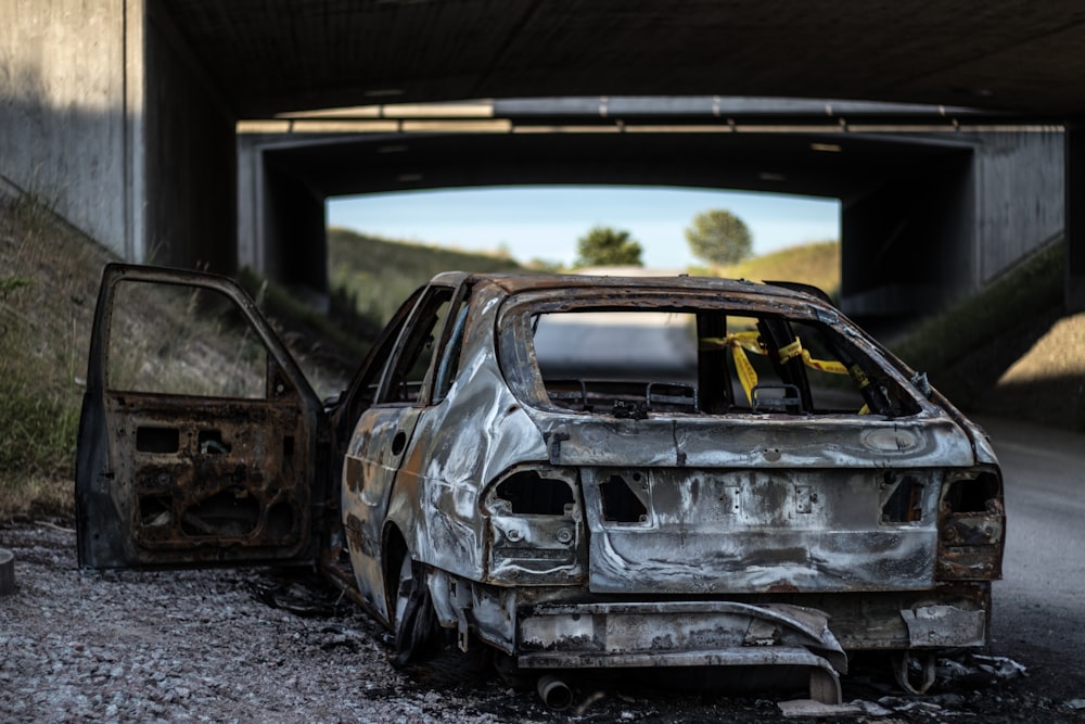 weiß-schwarzes Auto in der Garage