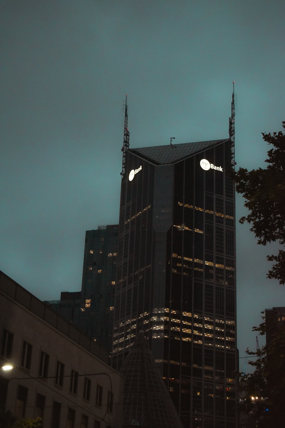 edifício de betão preto e branco