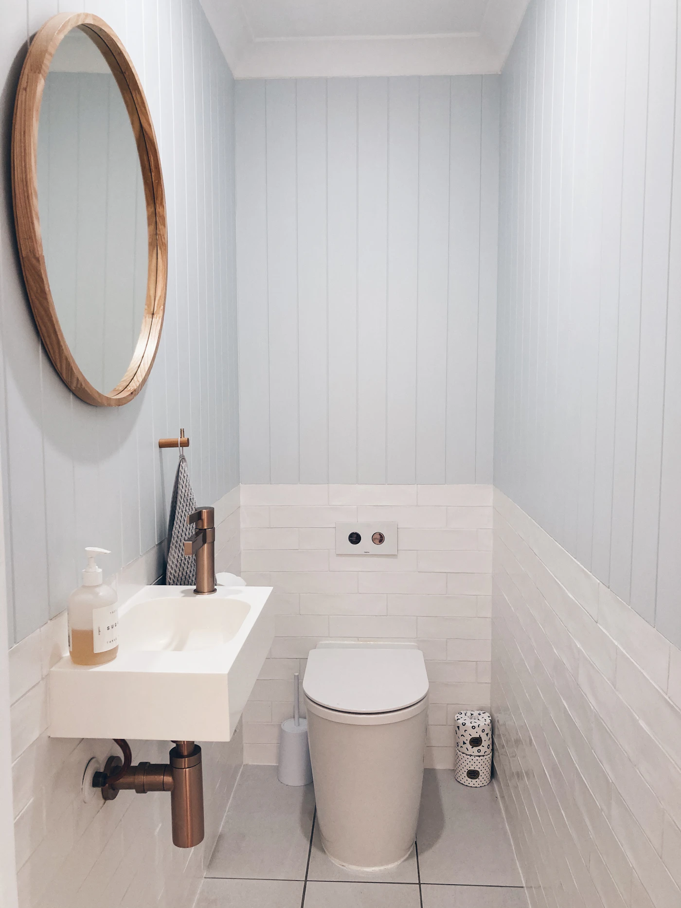 Bathroom with a clean modern toilet and fixtures