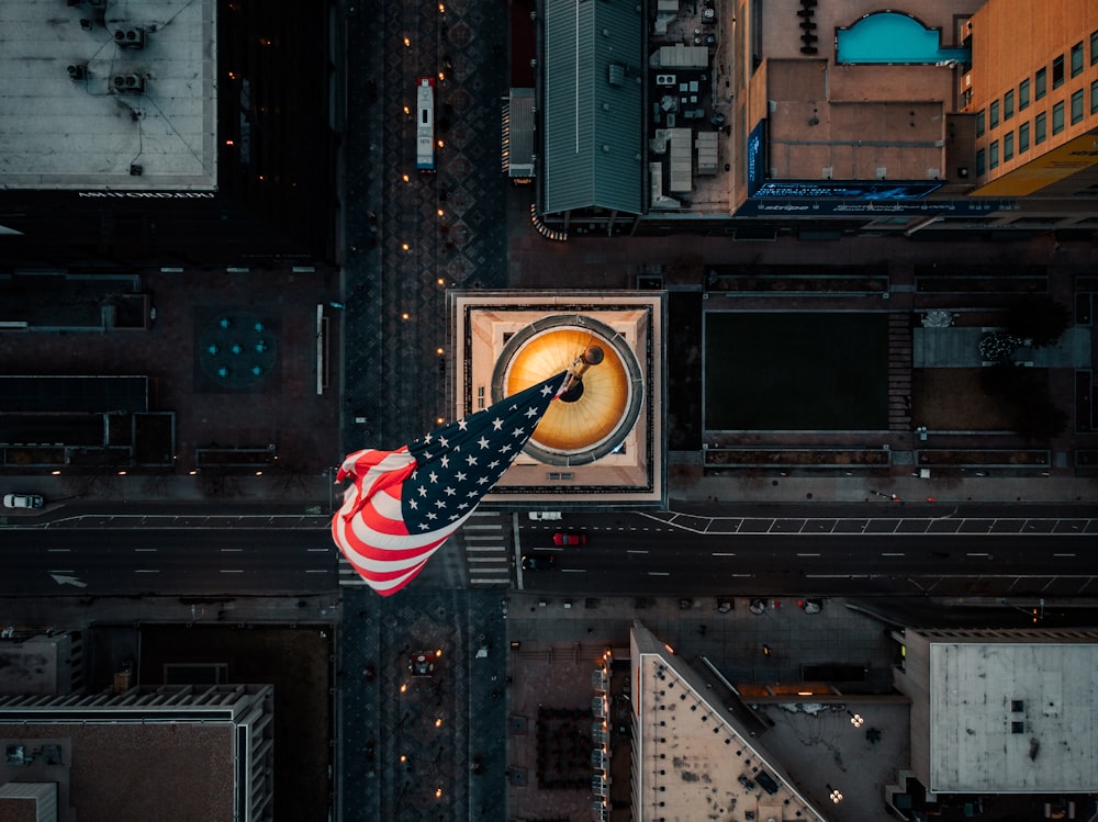 검은 색과 갈색 나무 캐비닛 위에 미국 깃발