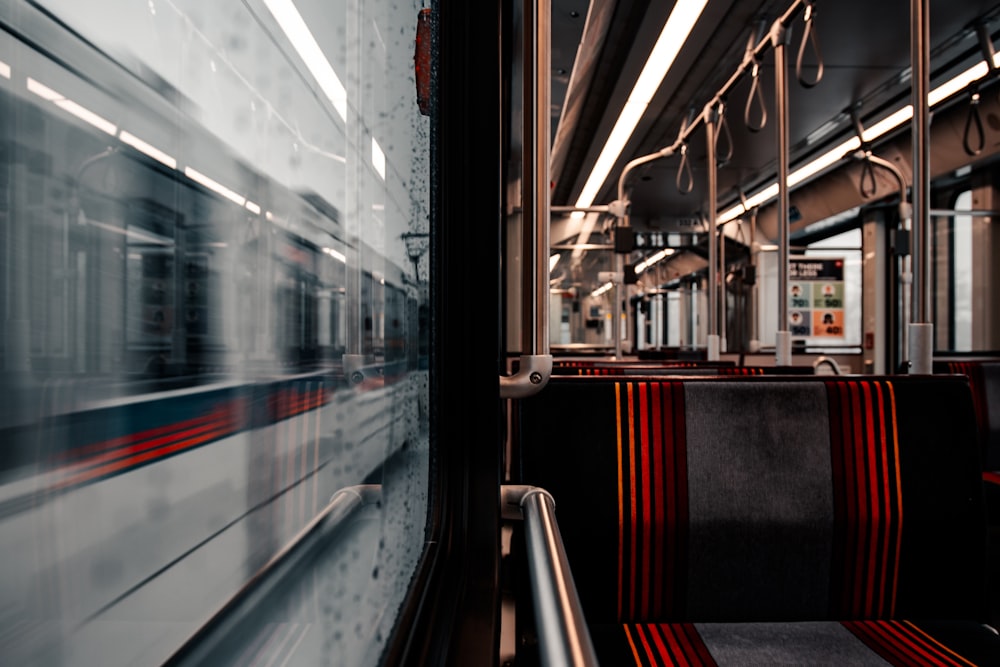 Train blanc dans la gare