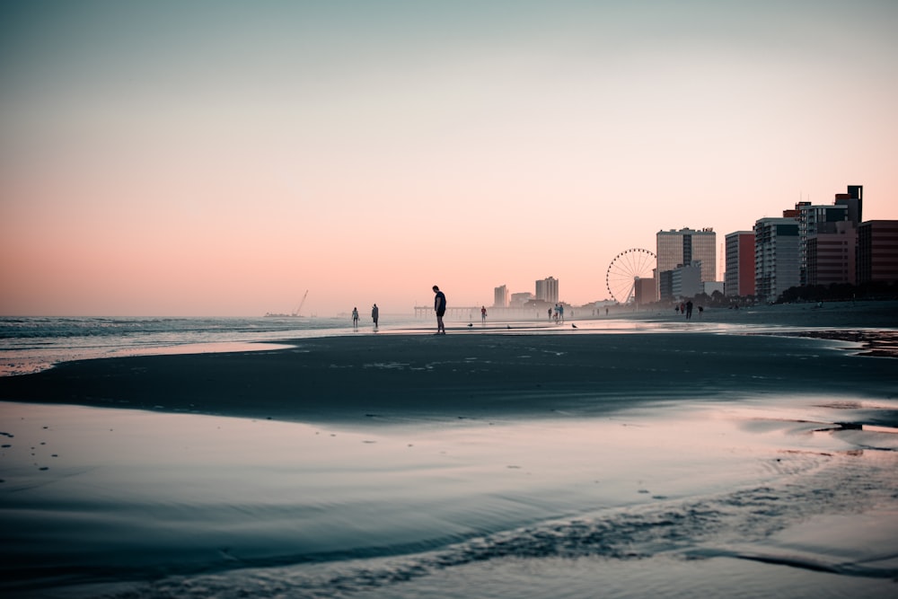 Menschen, die tagsüber am Strand spazieren gehen