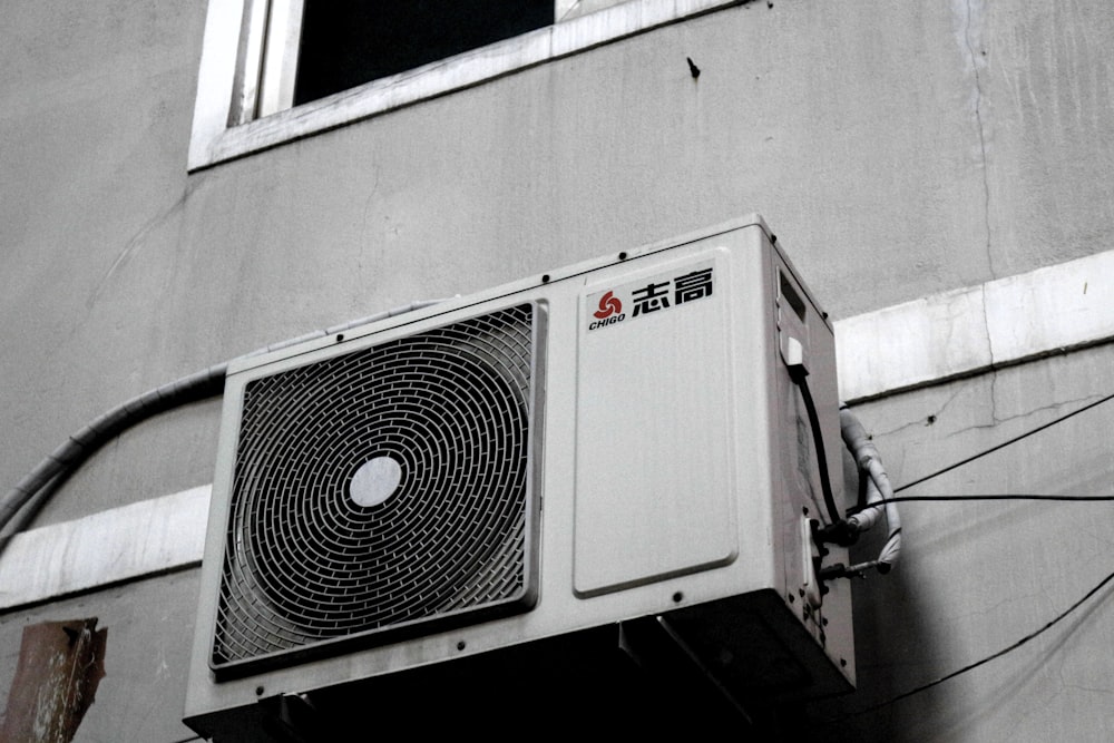 Ventilador de caja blanco y gris