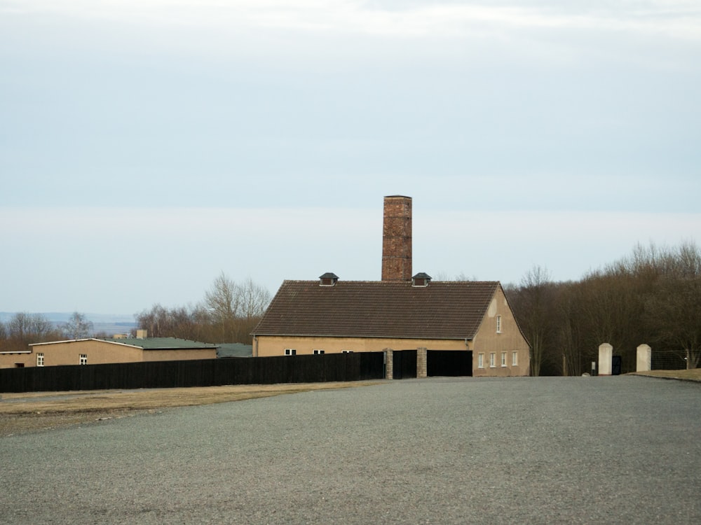 Casa di legno marrone vicino al campo di erba verde durante il giorno