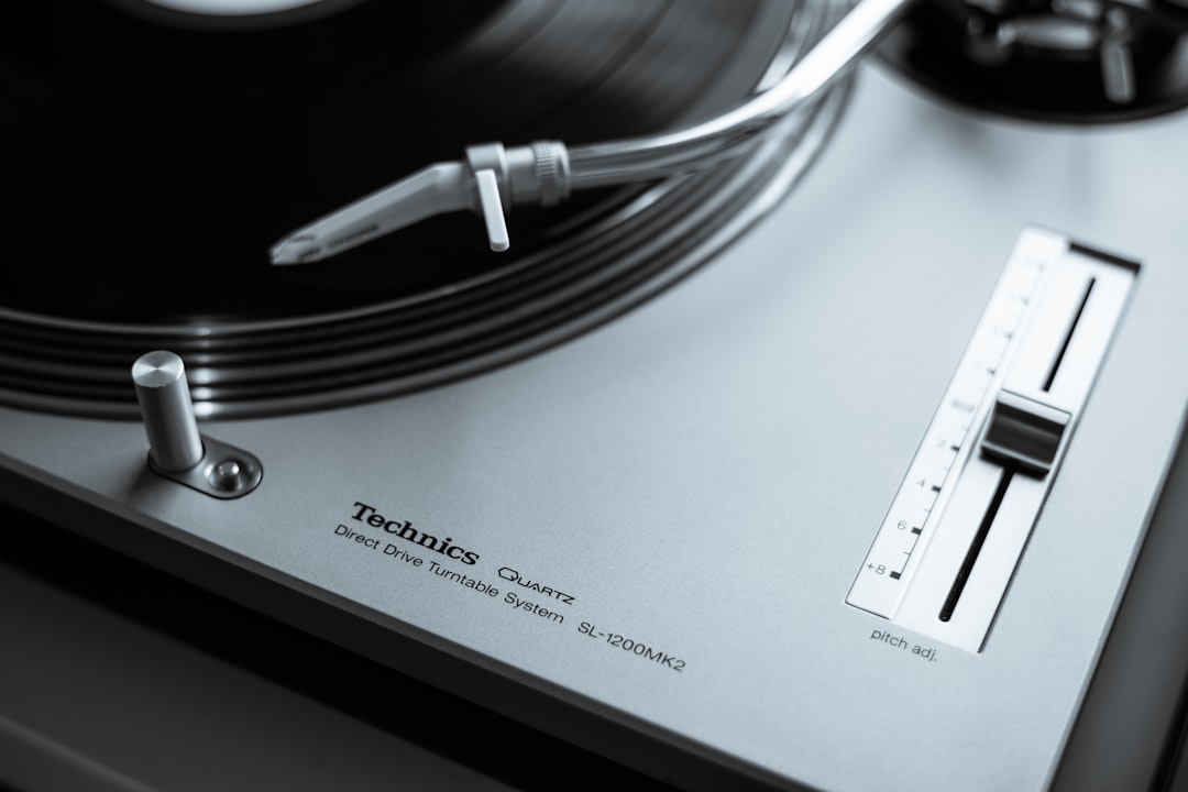 Technics SL1200/turntable-dj-music-vinyl.jpg