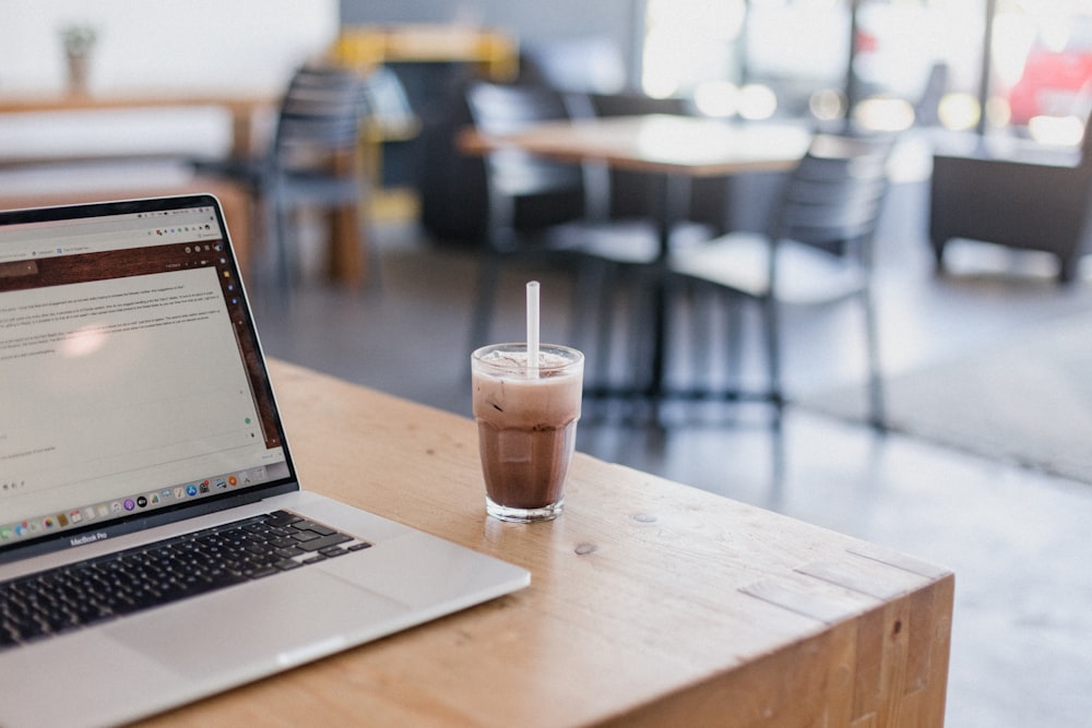 MacBook Pro sobre mesa de madera marrón