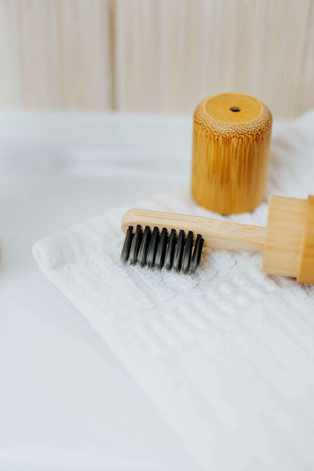 Rodillo de madera marrón sobre textil blanco