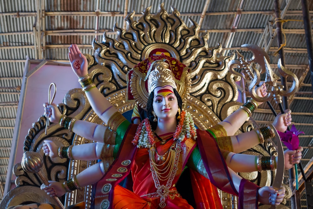 Hinduistische Gottheitsstatue vor dem braunen Gebäude