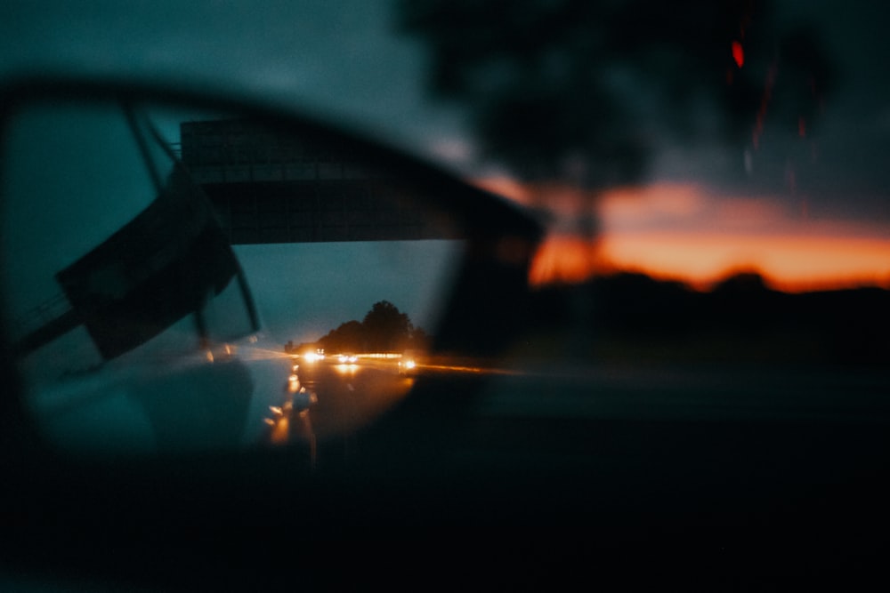 voiture sur la route au coucher du soleil