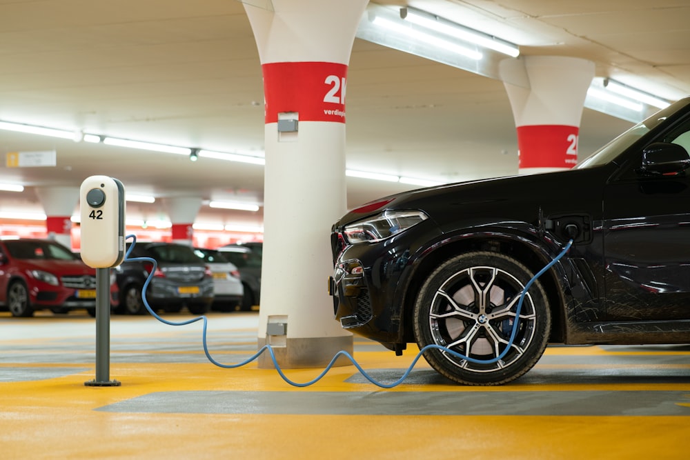 Schwarzes Auto auf einem Parkplatz