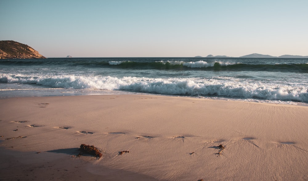 Fußabdrücke auf dem Sand am Strand während des Tages