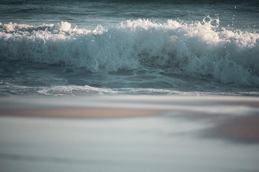 Les vagues de l’océan s’écrasent sur le rivage pendant la journée