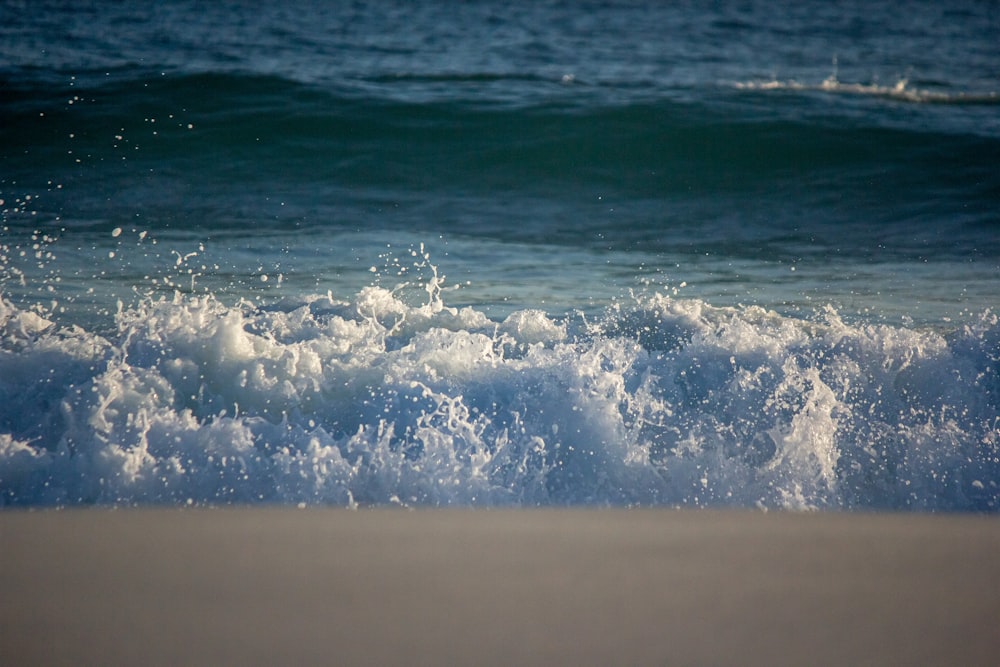 昼間に岸に打ち寄せる海の波