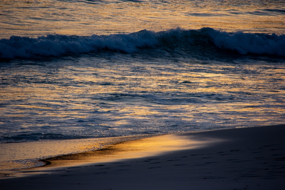 ondas do oceano batendo em terra durante o dia