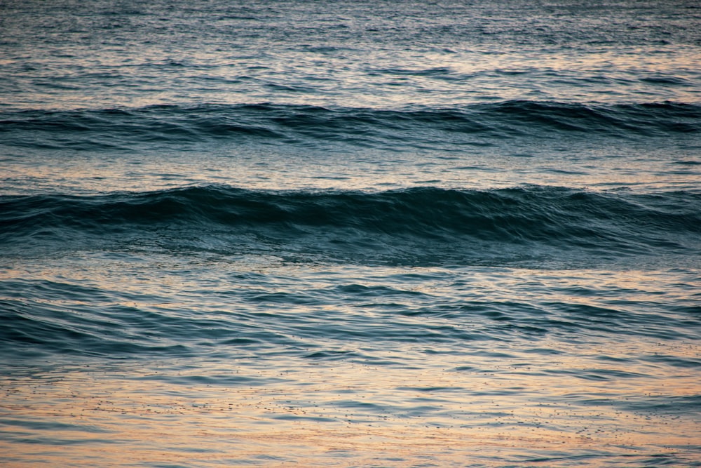 blaues Meerwasser tagsüber