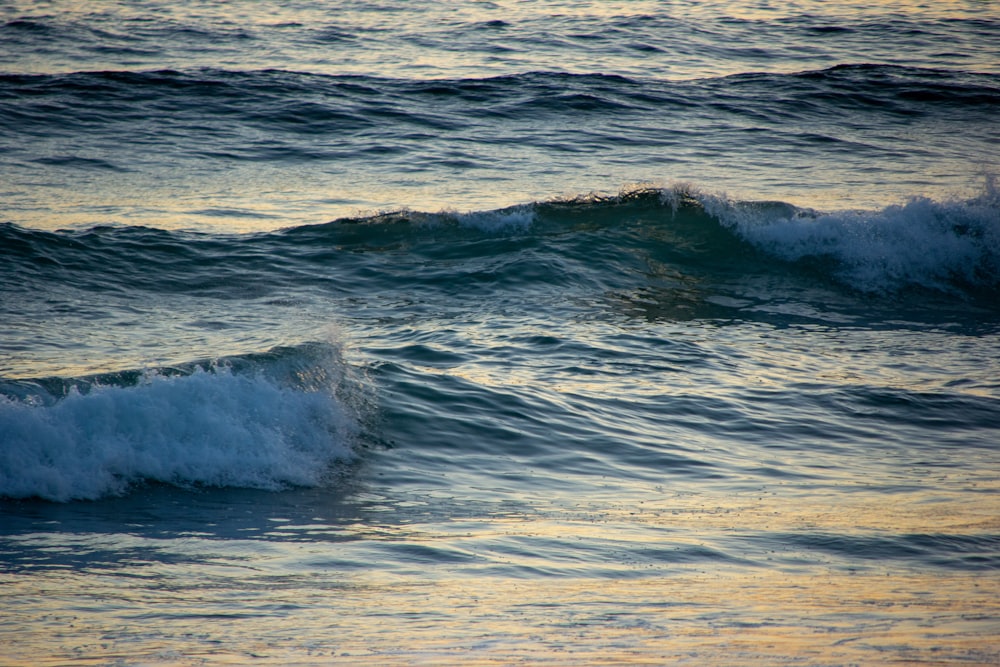 昼間に岸に打ち寄せる海の波