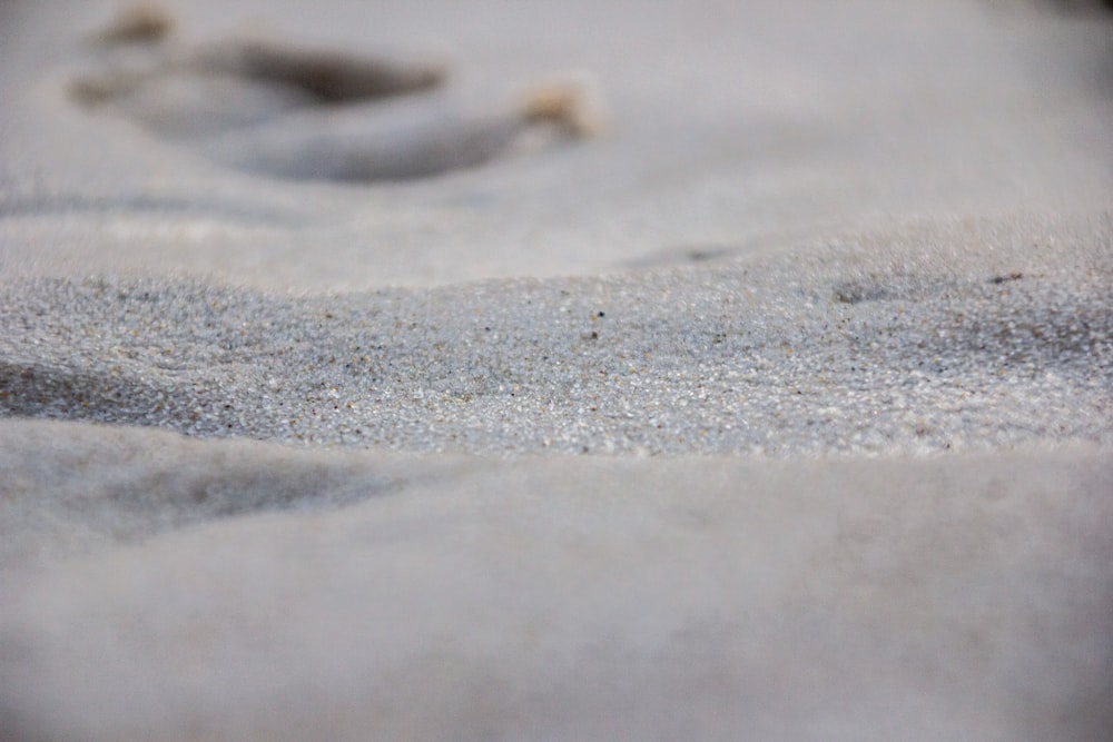 물방울이있는 갈색 모래