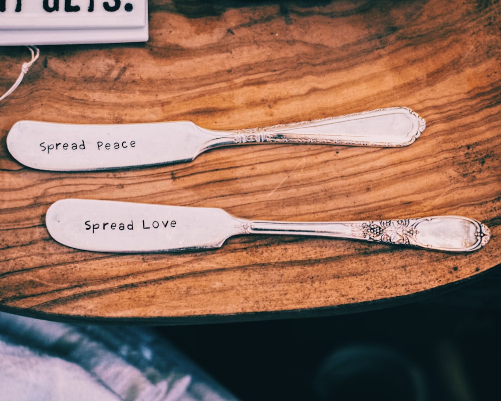 tenedor de plata y cuchillo de pan
