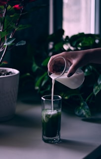te verde con leche para mejorar el estado de la piel madura de la mujer