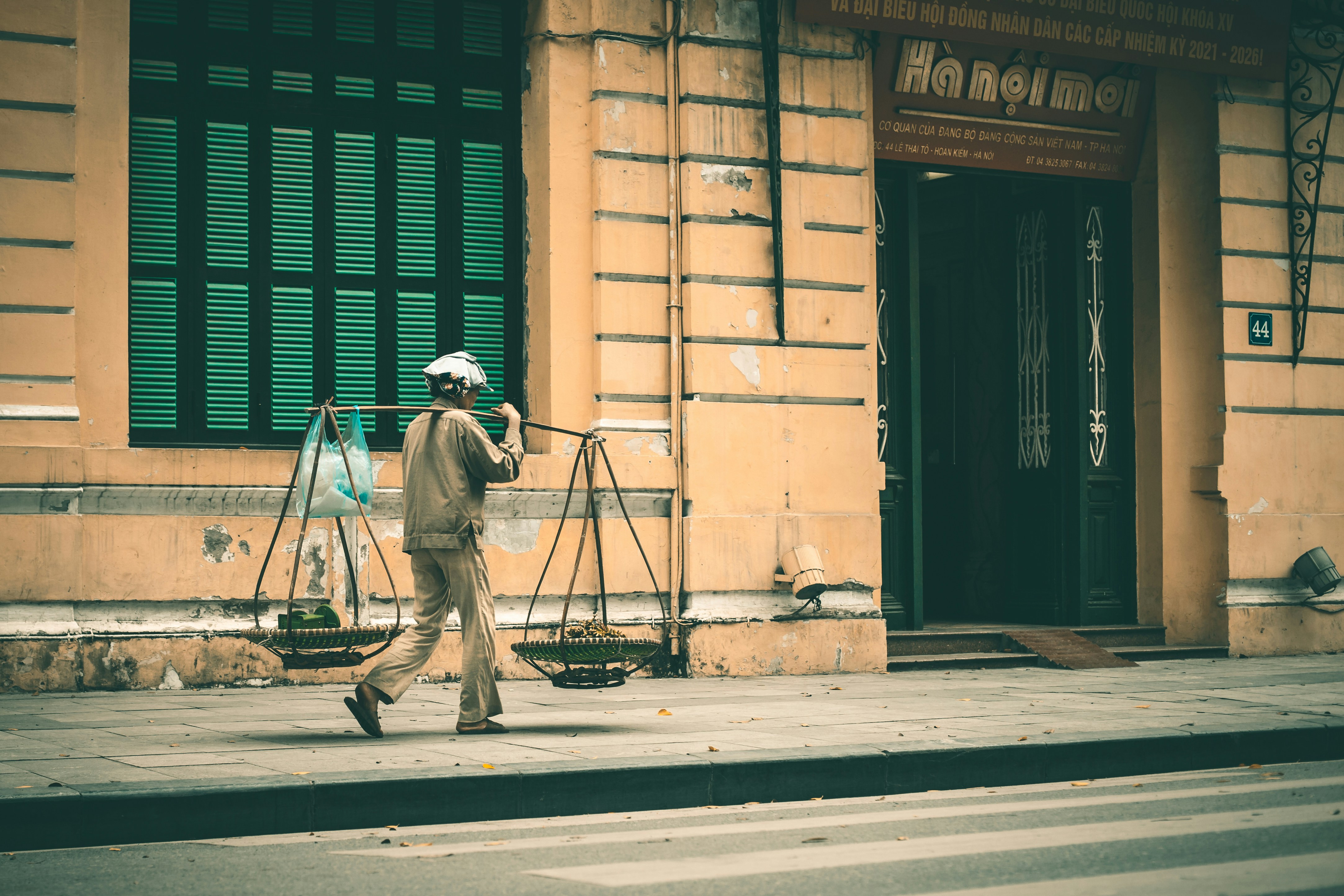 길거리에서도 어색하지 않게 사진 찍는 법 - man in gray coat walking on sidewalk during daytime
