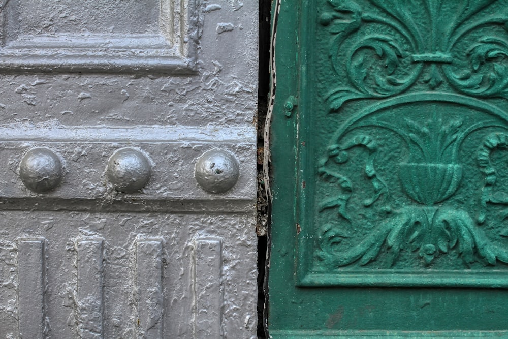 Porta in legno verde con pomello argentato